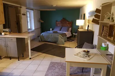 Image de La \"maison du gardien\" est un joli studio dans l'enceinte de notre propriété.