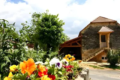 Image de Maison de vacances 'Au Petit Touron Ste Nathalène' avec terrasse privée, jardin privé et Wi-Fi