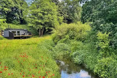Image de Luxurious Eco-Cabin with River Views