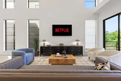 Image de The Azure - Sleek City Loft + Firepit & Games