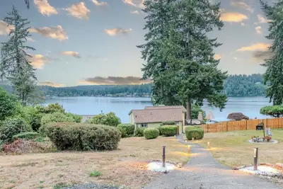 Image de Oceanfront boho cottage in Bremerton