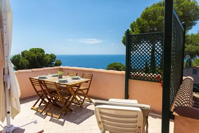 Image de Portion of cottage with sea view terrace
