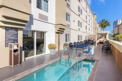 Image de Spacious Queen Suite Near Garden Walk w/ Laundry, Parking, Pool, & Gym!