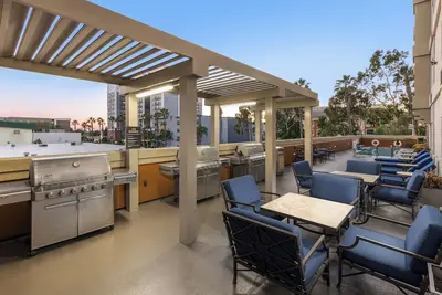 Image de Stay & Play Anaheim! Queen Suite w/ Pool, Gym, Bbq, Disney Walking Distance!