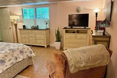 Image de Clean n Comfy apartment on 2 acres in a great safe location with Spa amenities.