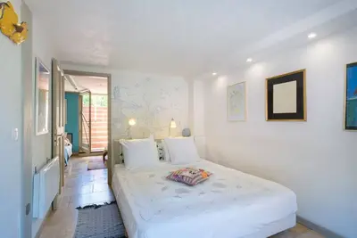 Image de Chambre d'hôtes 'Cocteau' avec terrasse partagée, Wi-Fi et climatisation