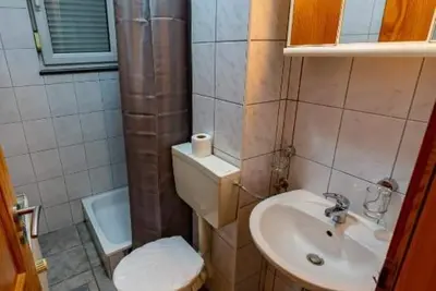 Image de Dvokrevetna soba s bračnim krevetom i pogledom na vrt