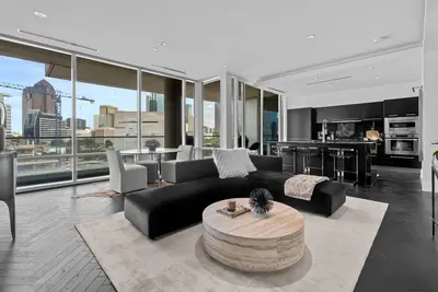 Image de Luxury Condo in Dallas Victory Park, amazing downtown views, walk to Aac