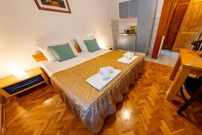 Image de Dvokrevetna soba s bračnim krevetom i vlastitom kupaonicom
