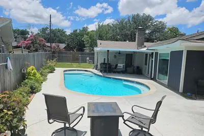 Image de Private pool recently remodeled home in central dfw location.