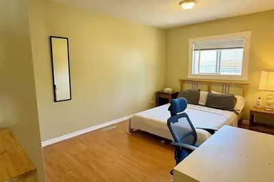 Image de Cozy & Fully Equipped 2br Home- 7min to CTrain - Direct to Stampede