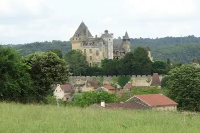 Image de Maison de Vacances 'Au Bout Du Chemin - Vue Château' avec Terrasse Privée, Wi-Fi et Climatisation
