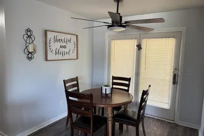Image de Cozy 3-Bedroom Ranch style house with Huge Backyard & Fire pit