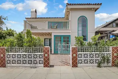 Charming 4br/3ba Getaway, Walk to Downtown Santa Barbara & Beach, Sleeps 8