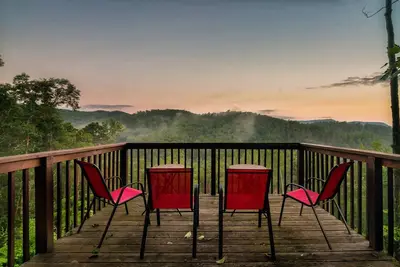 Image de Smoky Mountain Getaway! Mountain Views! Game Room! Hot Tub!