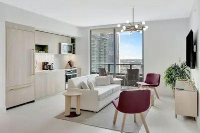 Image de 40th floor lux condo with pool, gym & spa access!