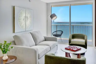 Image de Stylish Renovated 3br Condo | Bay Views + Parking