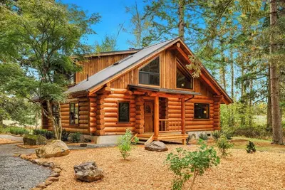 Image de Experience the Pnw in our newly remodeled Log Cabin