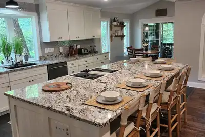 Image de Spacious 5-bedroom house in South Asheville/Arden 4500sqft of fun, sleeps 10+