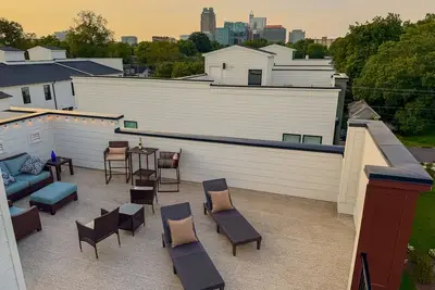 Image de Brand New! Huge 3-bedroom, 2, 500 sqft 3rd and 4th floor condo, private rooftop.