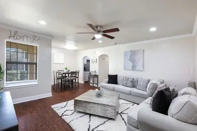 Image de 2br/2ba by At&T Stadium, 6 Flags, Globe Life Park, Texas Live, and Much More!