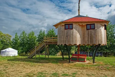 Image de Cabane perchée sud Finistère : cabane fleur