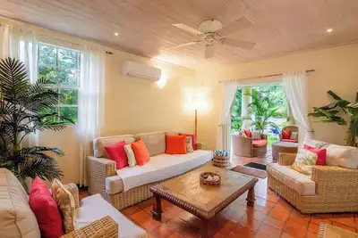 Image de Spacious 3 bedroom villa in Holetown private pool, Ac and WiFi, communal pool