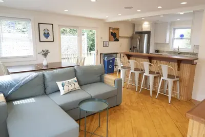Image de Spacious house with private yard, firepit - option to rent car