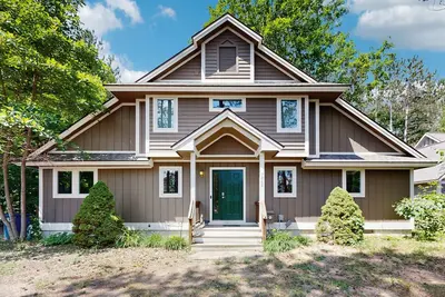 Image de Comfy All Seasons Retreat, Ski-and-Golf Getaway – Walk to Crystal Mountain!