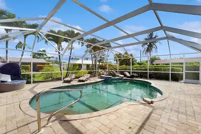 Image de Cozy home with private pool, lanai, & washer and dryer - pool spa