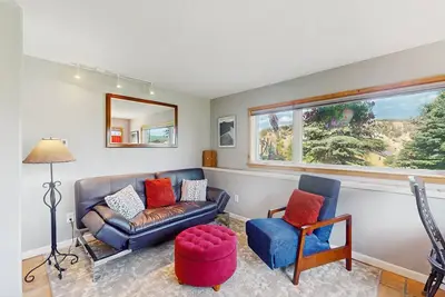 Image de Mountain apartment close to adventure, with shared fire pit, gym, and Bbq
