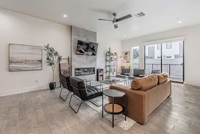 Image de Modern Bishop Arts Retreat 3br/3ba + Rooftop &  Dallas Skyline Views