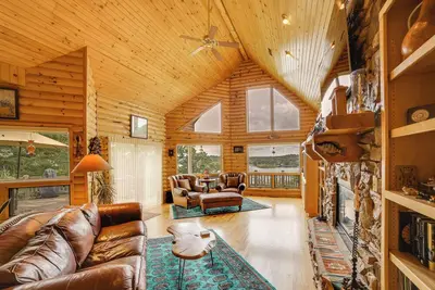 Image de Decks & Views: Spacious Cabin Near Table Rock Lake