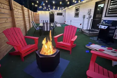 Image de Raider Roost-Putting Green/Fire Pit/ Game Room Close to Nwc & Downtown!