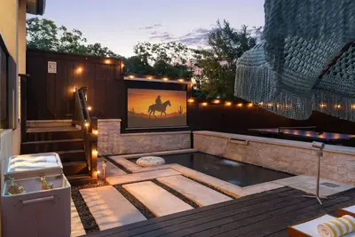 Image de Sunset Saloon - Pool, Outdoor Theater & Ping Pong