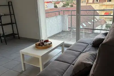 Image de Appartement proche république et drapeau