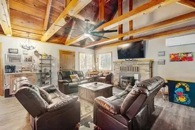 Image de Updated, Dog-friendly Cabin with Fireplace, Washer and Dryer Near Lake