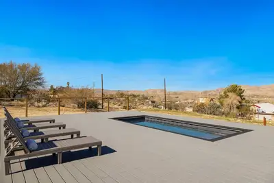 Image de Cozy Desert home w/ private pool, fire pit, work desk - minutes to town