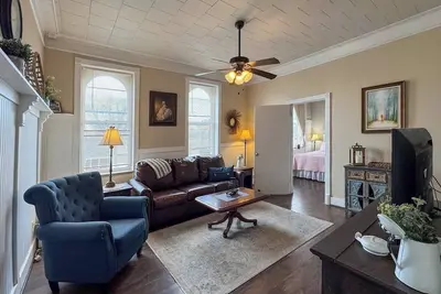 Image de Charming Loft with Art Gallery, Steps from Temple
