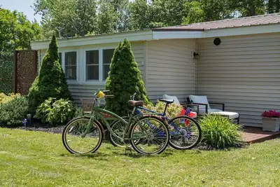 Image de Lakeside Haven- Sackets Harbor, Firepit, Bikes, Updated cottage