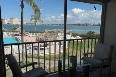 Image de Serene Waterfront Condo, 2br/2ba, Bay Views + Balcony + Workspace