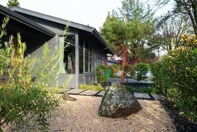 Image de Mid Century Modern Retreat in Napa with 4 Bedrooms and Spacious Backyard