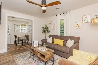 Image de The Bumblebee Bungalow – Sweet Stay Near It All