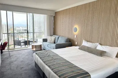 Image de Renovated King Suite – Ocean View Mantra Surfers