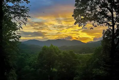 Image de The Loft: Cabin Getaway w/Covered Porch & Stunning Mountain Views
