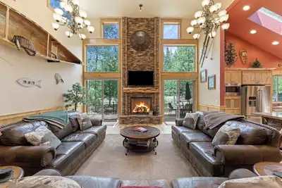 Image de 4 Red Fir - Ultimate Sunriver Stay, Game Room, Hot Tub, Walk to Sharc, Passes Included
