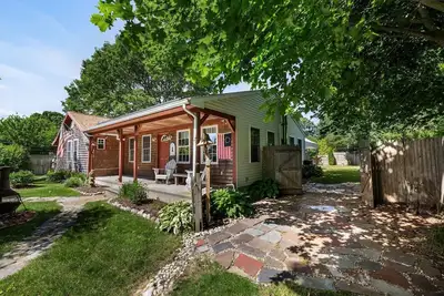 Image de Access to Narrow River! Exceptional outdoor space, one level living - close to beaches & more!