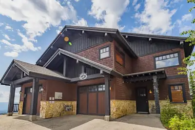 Image de Ski-In/Ski-Out Lodge w/ Hot Tub + Views