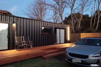 Image de Chic modern shipping container a short stroll from Lake Taupo/Waitahanui River.