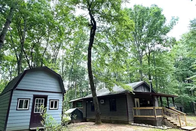 Image de Peaceful cozy cabin in the woods